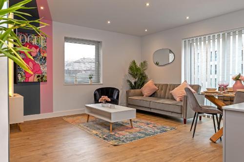 a living room with a couch and a table at SUPERIOR AIRPORT SUITE, FREE Parking, Stylish, BALCONY, Two Bathrooms, Close To Airport, Station & Centre in Luton