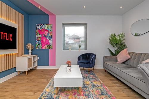 a living room with a couch and a table at SUPERIOR AIRPORT SUITE, FREE Parking, Stylish, BALCONY, Two Bathrooms, Close To Airport, Station & Centre in Luton