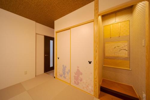 an empty room with a door and a window at Tabi no yado Hanakeshiki Sakura 2nd floor - Vacation STAY 42969v in Yufuin