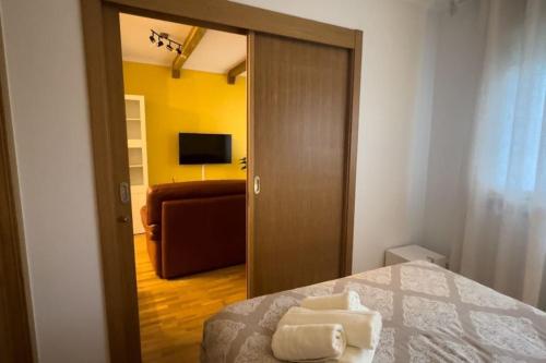 a room with a bedroom with a bed and a mirror at Apartamento Santiagos Road in O Pedrouzo