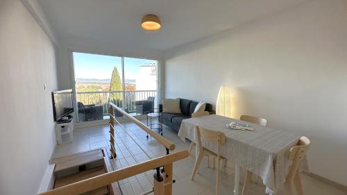 un salon avec une table et un canapé dans l'établissement Duplex-3 Chambres Giens-Wifi-Parking By HC, à Hyères