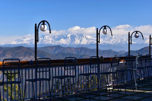 una fila di sedie in cima a una montagna di Kasar Himalaya Holiday Home, Binsar Rd ad Almora