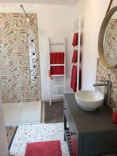 une salle de bain avec un lavabo et une douche dans l'établissement Maison de vacances, proche de la Baie de Somme, à Sailly-Flibeaucourt