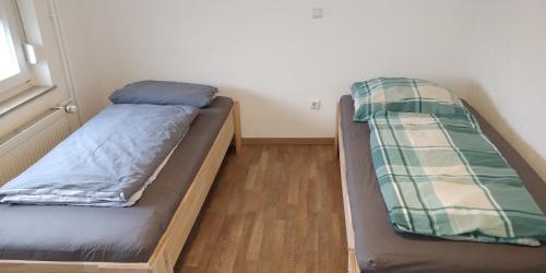 2 stapelbedden in een kleine kamer met een raam bij Unterkunft Heidenheim - kostenfreie Parkplätze, WLAN, eigene Küche, große Zimmer in Heidenheim an der Brenz