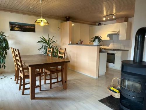eine Küche und ein Esszimmer mit einem Holztisch und Stühlen in der Unterkunft Appartamento sul lago in Gambarogno