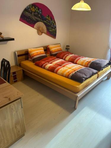 un ampio letto in una stanza con di Appartamento sul lago a Gambarogno