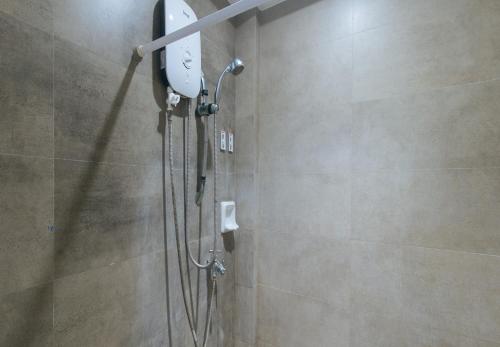 e bagno con doccia e soffione. di RedDoorz at Grand Apartelle Hernan Cortes Cebu a Cebu City