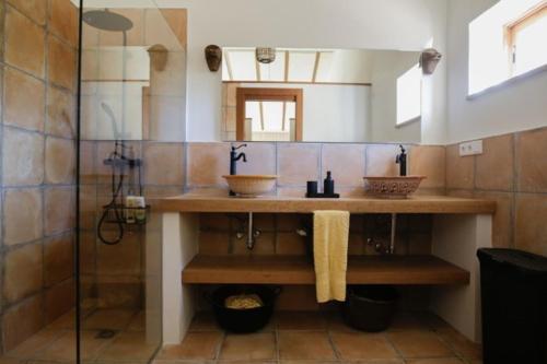 La salle de bains est pourvue de 2 lavabos et d'une douche. dans l'établissement El Campirri, à Daimés