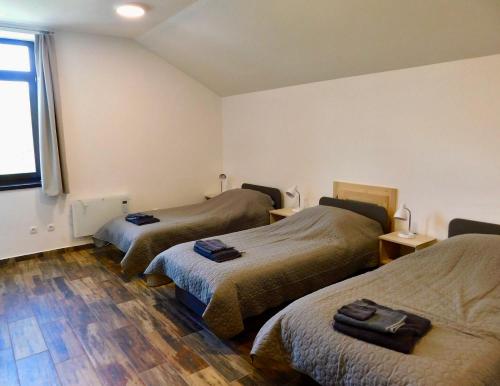 Zimmer mit 3 Betten in einem Zimmer in der Unterkunft Kammerer Vendégház in Kastélyosdombó