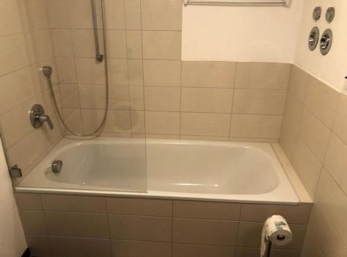 a white tub in a bathroom with a shower at Gemütliche Kleine Wohnung in Wendelstein