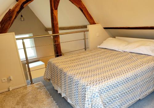 1 dormitorio con cama y ventana en 3 Serenity Cozy Gîte in Soucé, Sleeps 3 en Soucé