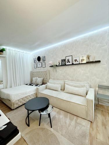 un salon avec un canapé et une table dans l'établissement Appartement proche stade de France et métro 12, à Saint-Denis