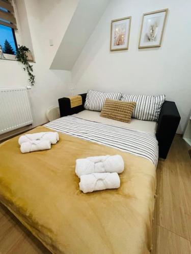 ein Schlafzimmer mit einem Bett mit Handtüchern darauf in der Unterkunft Mia’sFerienwohnung/Monteurwohnung in Herborn