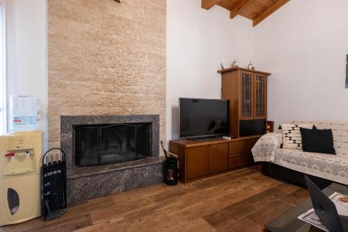 TV a/nebo společenská místnost v ubytování Olive Grove Getaway