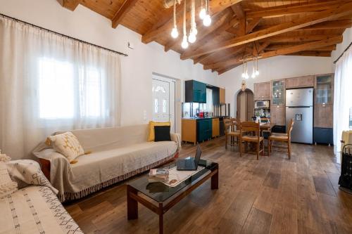 TV a/nebo společenská místnost v ubytování Olive Grove Getaway
