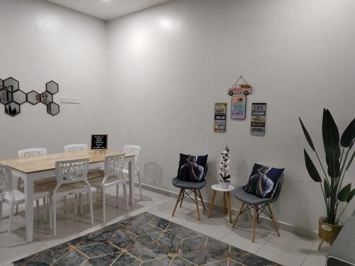 a dining room with a table and chairs at Firdzura Home Semi D in Kuantan