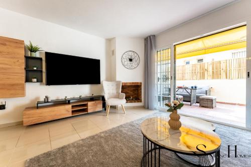 Townhouse wIth Jacuzzi,sea views, swimming pool,garage