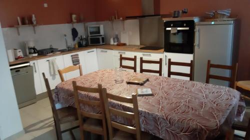 Il dispose d'une cuisine avec une table et des chaises. dans l'établissement Un air de campagne à Bourges, à Bourges