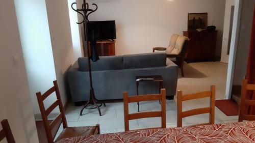 un salon avec un canapé bleu et des chaises dans l'établissement Un air de campagne à Bourges, à Bourges