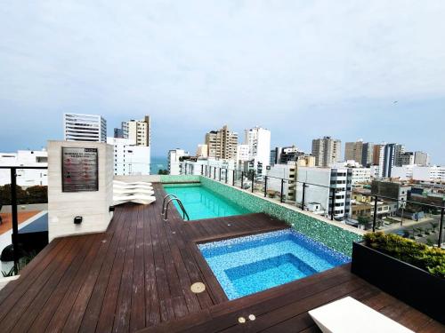 une piscine sur le toit d'un bâtiment dans l'établissement Modern 1BR Loft close to the seawalk of Miraflores, à Lima