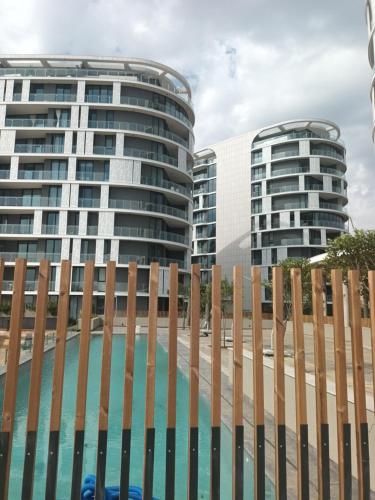 una vista de dos edificios altos desde una valla en Ellipse Apartment, Lush Hideaway, en Midrand