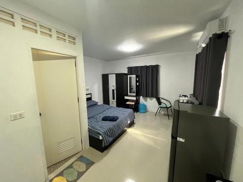 1 dormitorio con 1 cama y puerta a una habitación en 84 Bar & Guest House Room 3, en Ban Huai Luk (1)