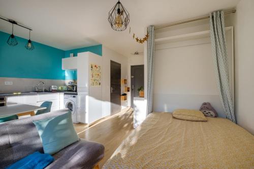 Studio verdoyant et calme في نيس: غرفة معيشة مع سرير ومطبخ