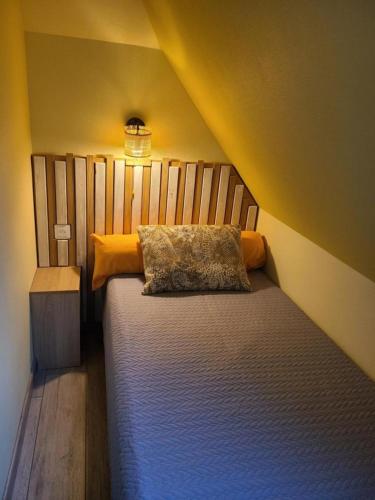 um quarto com uma cama com uma almofada em Appartement Béthanie em Steige