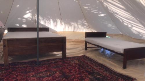 pokój z łóżkiem i materacem w namiocie w obiekcie Salt Bay Kite Resort w mieście Kalpitiya