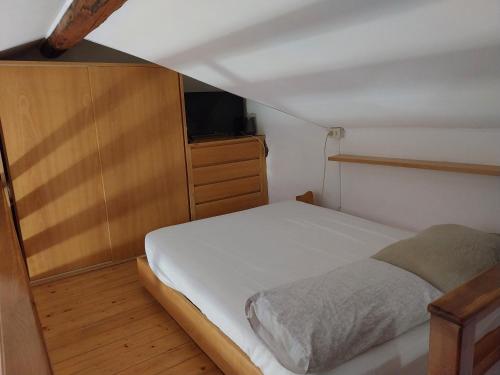 Tempat tidur dalam kamar di Queensloft cernobbio