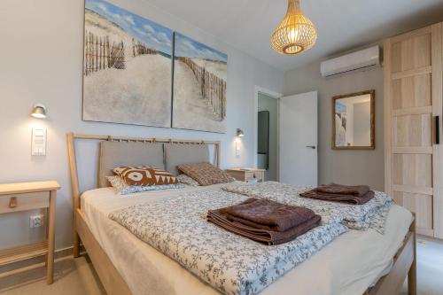 a bedroom with a bed with towels on it at rentafive - Gran casa reformada - Terraza in Santa Pola