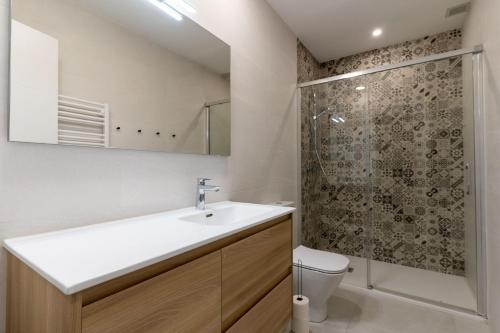 a bathroom with a sink and a shower at rentafive - Gran casa reformada - Terraza in Santa Pola