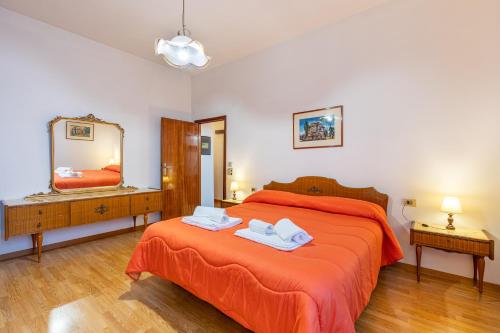 ein Schlafzimmer mit einem Bett mit zwei Handtüchern darauf in der Unterkunft La Terrazza su Chiusi in Chiusi