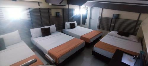 - une petite chambre avec 2 lits dans un bateau dans l'établissement Regency Hotel de Vigan, à Ayusan Norte