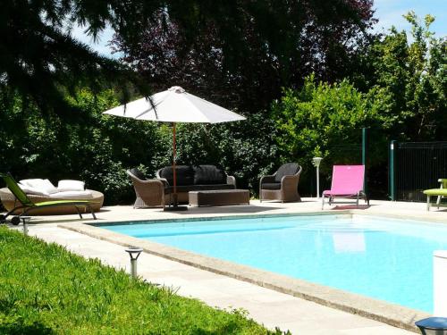 ヴネルにあるtypical provencal mas with pool, a little corner of paradise with view of sainte victoire, close to aix en provence, sleeps 10.のスイミングプール(椅子、パラソル付)
