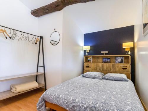 een slaapkamer met een bed en een zwarte muur bij Gîte Le Landreau, 3 pièces, 4 personnes - FR-1-306-804 in Le Landreau