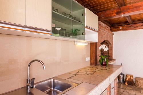 Kuchyň nebo kuchyňský kout v ubytování Apartment in Novi Vinodolski 15274