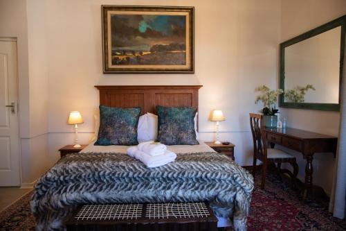 - une chambre avec un lit et des serviettes dans l'établissement TreeTops, à Frankfort