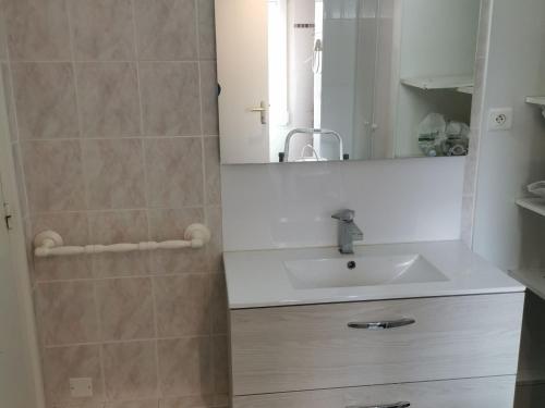 ein Badezimmer mit Waschbecken und Spiegel in der Unterkunft Gîte verdoyant proche plages avec terrasse privative, idéal famille - La Turballe - FR-1-306-968 in La Turballe