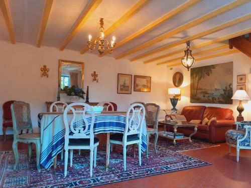 un salon avec une table bleue et des chaises dans l'établissement Gîte Calme et Rénové Proche Marais Salants, à 3km de la Mer, avec Vélos et Équipements Inclus - FR-1-306-994, à Guérande