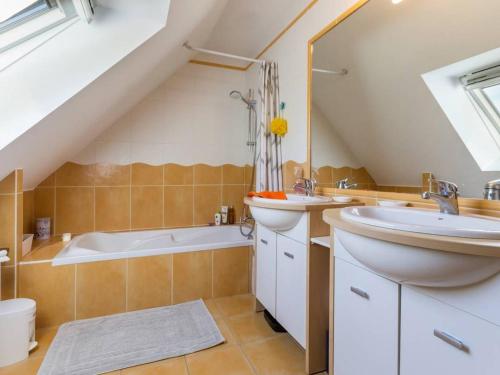 La salle de bains est pourvue de 2 lavabos et d'une baignoire. dans l'établissement Gîte Guérande, 5 pièces, 7 personnes - FR-1-306-1156, à Guérande