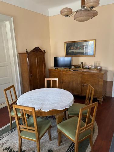 a dining room with a table and four chairs at Guest House Anna Vendégház in Svetozar Miletić