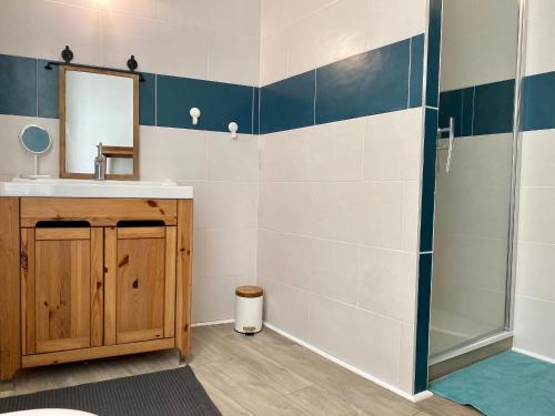 une salle de bain avec lavabo et douche dans l'établissement Charmant Duplex Rénové au Cœur de St Joachim, proche Parc de Brière et Plages - FR-1-306-1222, à Saint-Joachim