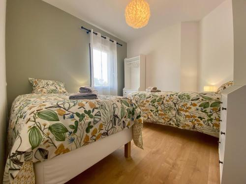 une chambre avec deux lits et une fenêtre dans l'établissement Maison moderne 3 chambres avec jardin, WIFI et équipement bébé dans la Brière - FR-1-306-1224, à Saint-Joachim