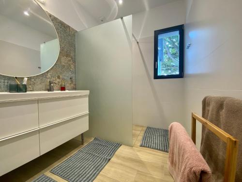 une salle de bain avec un lavabo et un miroir dans l'établissement Maison moderne 3 chambres avec jardin, WIFI et équipement bébé dans la Brière - FR-1-306-1224, à Saint-Joachim