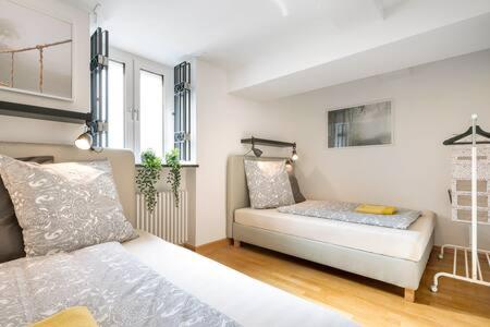 ein Schlafzimmer mit einem Bett und einem Sofa in der Unterkunft MARIENPLATZ Apartment 2 bedrooms living room kitchen in München