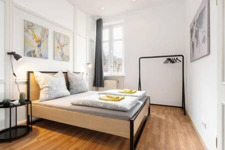 2bedroom in historic villa near Nymphenburg Palace tesisinde bir odada yatak veya yataklar