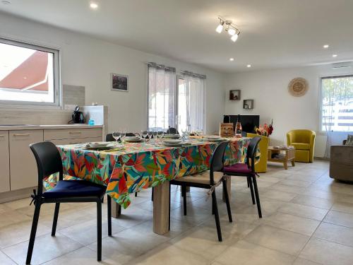 Photo de la galerie de l'établissement Charmante maison 3 chambres près des plages avec jardin, terrasse, jeux, garage et tout compris - FR-1-306-1221, à Chauvé