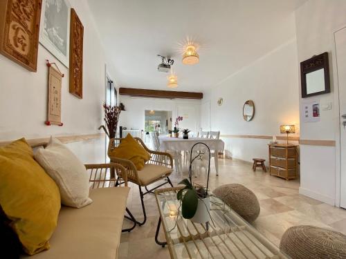 un salon avec un canapé et une table dans l'établissement Maison spacieuse avec fitness, massage sur demande et jardin privatif, proche Nantes et Pornic - FR-1-306-1231, à Saint-Philbert-de-Grand-Lieu