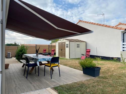 Photo de la galerie de l'établissement Charmante maison 3 chambres près des plages avec jardin, terrasse, jeux, garage et tout compris - FR-1-306-1221, à Chauvé